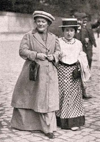 Clara Zetkin och Rosa Luxemburg på promenad 