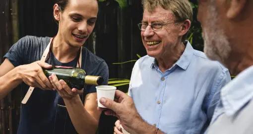 sommarviner folk ute om dricker vin