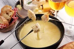 Vinjournalens ostfondue – välj 2 fruktiga viner!