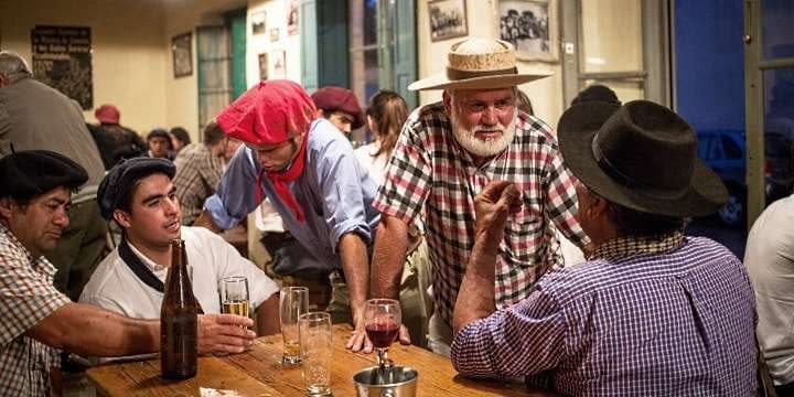 bar i Argentina och män med hattar som dricker vin