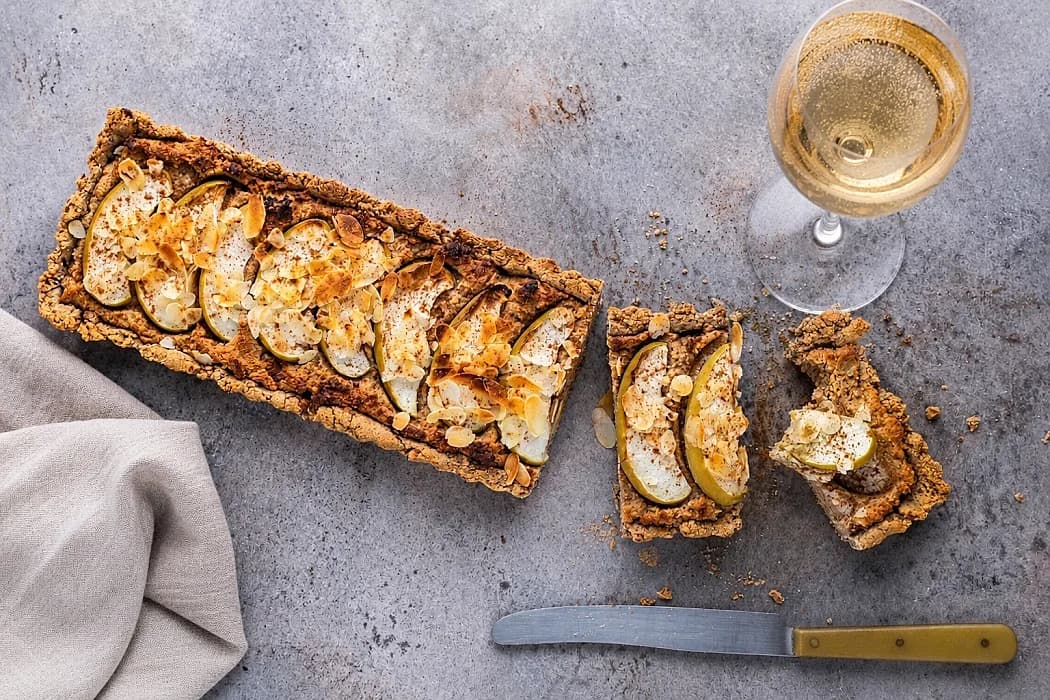 Omslagsbild med ett glas moscato och en bit kaka på ett fat.