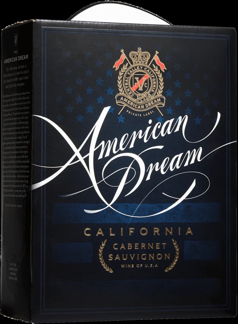 Flaska med American Dream rött vin mot en mörk bakgrund.