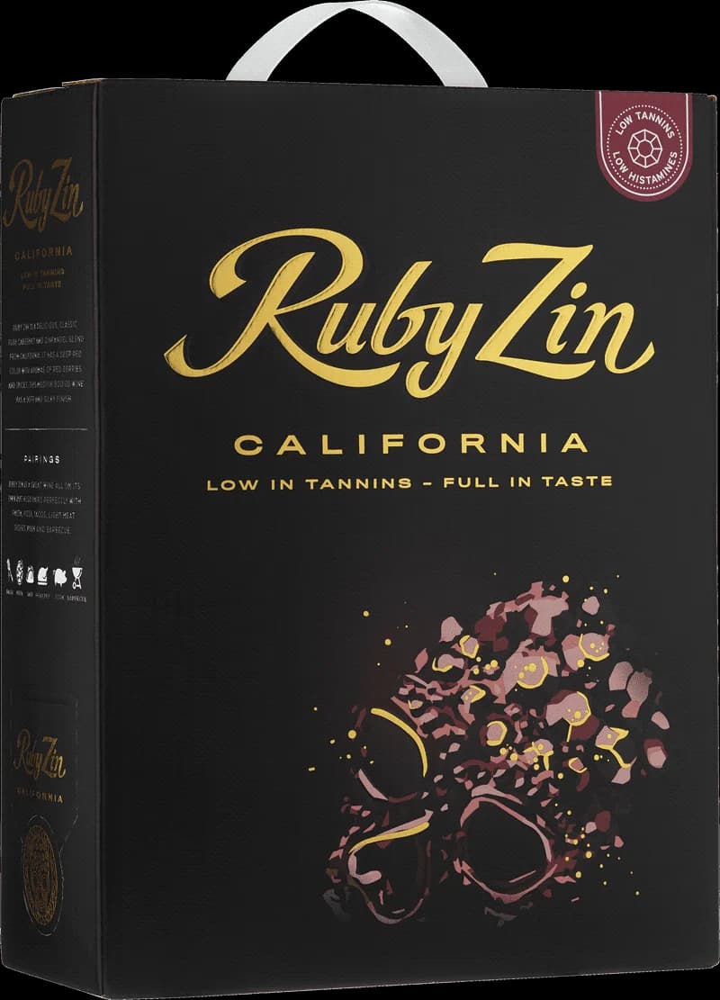 Flaska av rött vin Ruby Zin på vit bakgrund
