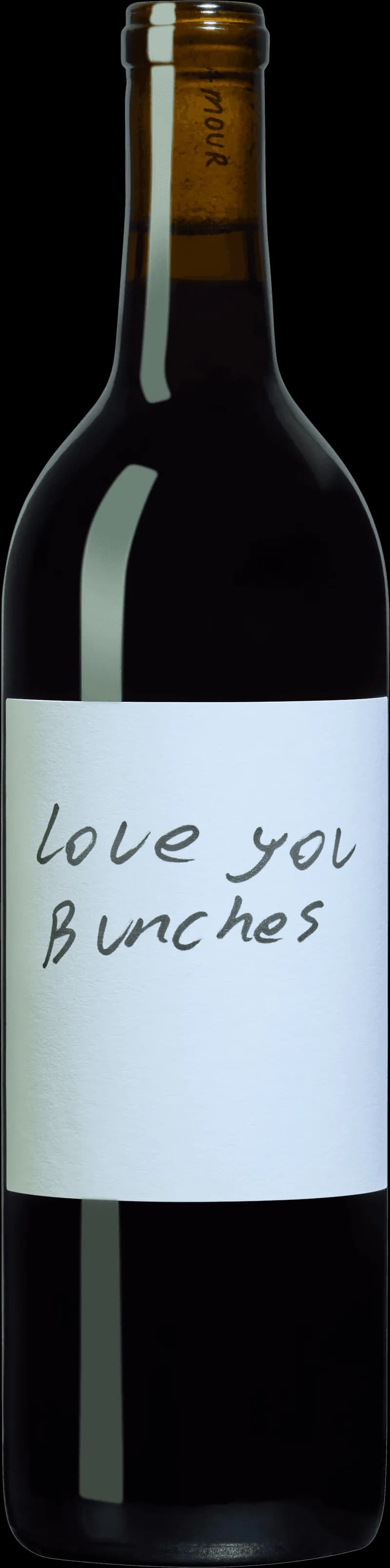 Flaska med Love You Bunches rött vin mot en mörk bakgrund.