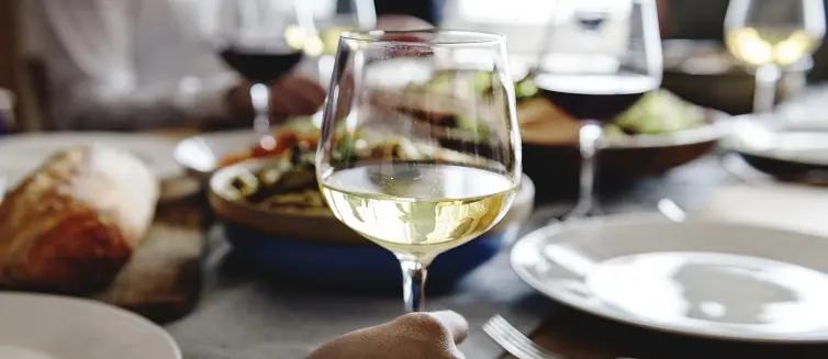 Kan man gå ner i vikt samtidigt som man dricker vin? Kan man gå ner i vikt samtidigt som man dricker vin?