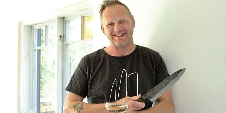 I mitt kök: Matkreatören Åke Ström bjuder rökta räkor och egna knivar I mitt kök: Matkreatören Åke Ström bjuder rökta räkor och egna knivar