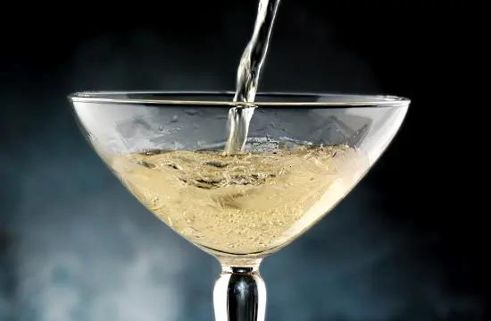 Bubbel - häller upp i glas