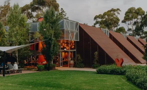 Shadowfax Wines  - vingården som kan producera 10 000 flaskor per år