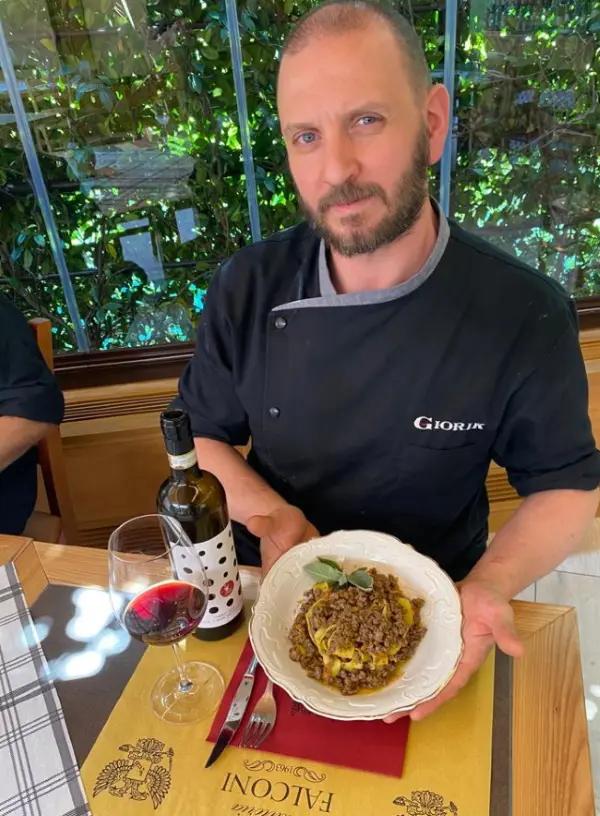 vildsvinsragu - Giogio med sin färdiga rätt