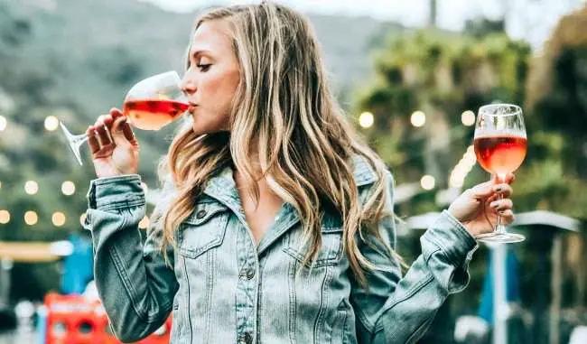 vin-på-burk-en-tjej-dricker-2-glas-rosé