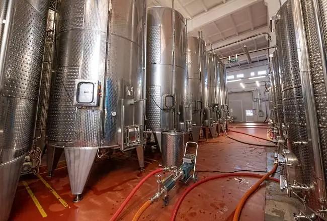 Rumänien - rostfria tankar med vin