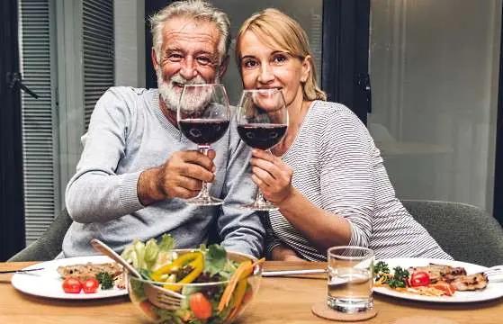 Zinfandel - ett par som äter och dricker rött Zinfandel - ett par som äter och dricker rött