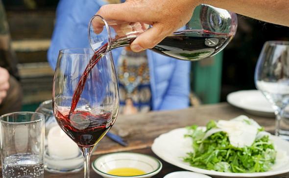 lodi - glas rött vin hälls upp