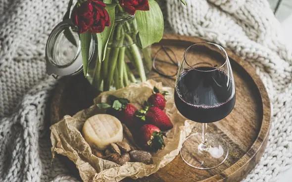 jordgubbar med vin - jordgubbar rött vin och ost