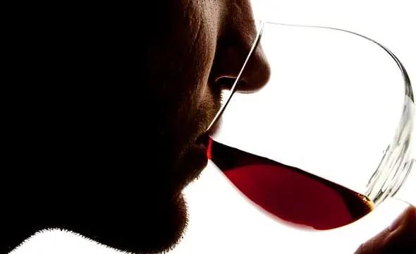 beskriv vinet en man dricker ur ett glas beskriv vinet en man dricker ur ett glas