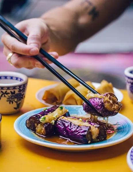 internationell mat med vin - ätpinnar och vårullar