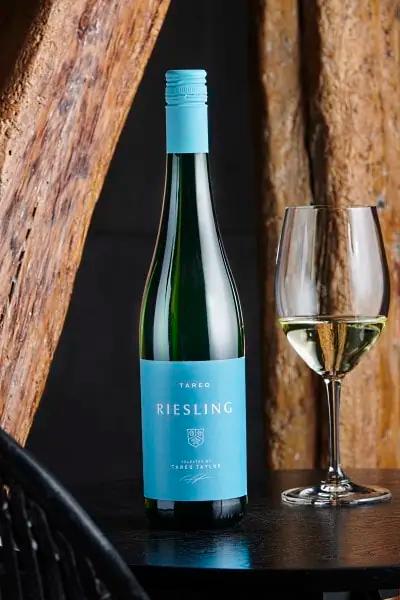 Tareq Taylor Riesling - flaskan med glas