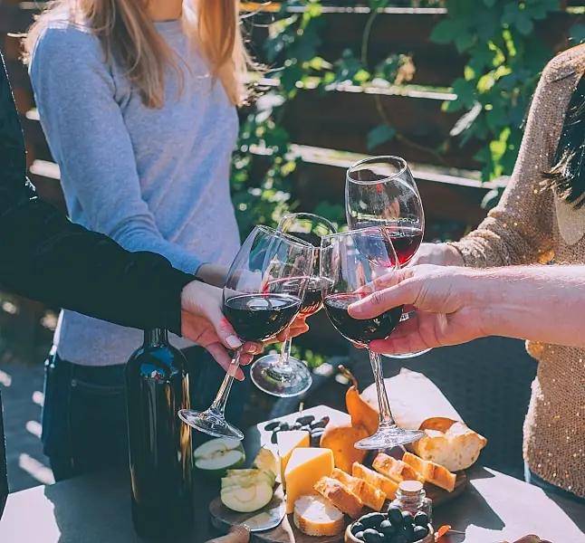 Australiskt vin - ett gäng som skålar