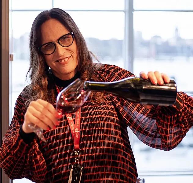 Nadja Spritmuseum - häller upp i glas Nadja Spritmuseum - häller upp i glas