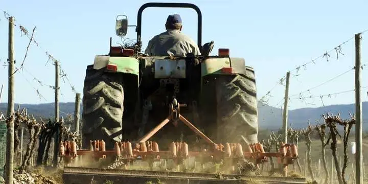 tractor-ploughing-field - Vinjournalen.se