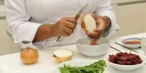 happy-chef-cutting-onions - Vinjournalen.se