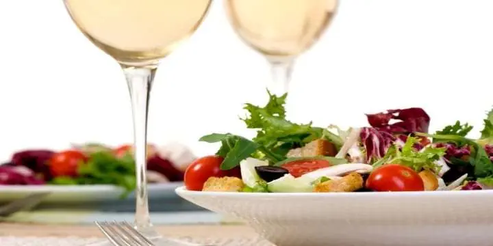 a-health-dinner-salad-with-lots-of-greens - Vinjournalen.se