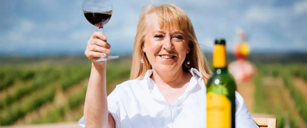 chefsvinmakare Elena Adell med ett glas vin i handen 