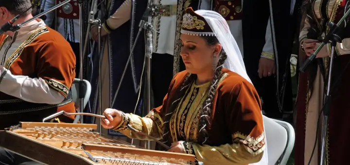 armenien dam som spelar cittra - Vinjournalen.se