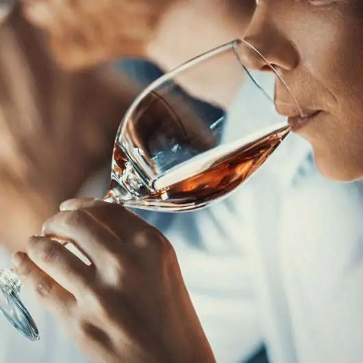sommarrosé: en kvinna dricker rosé