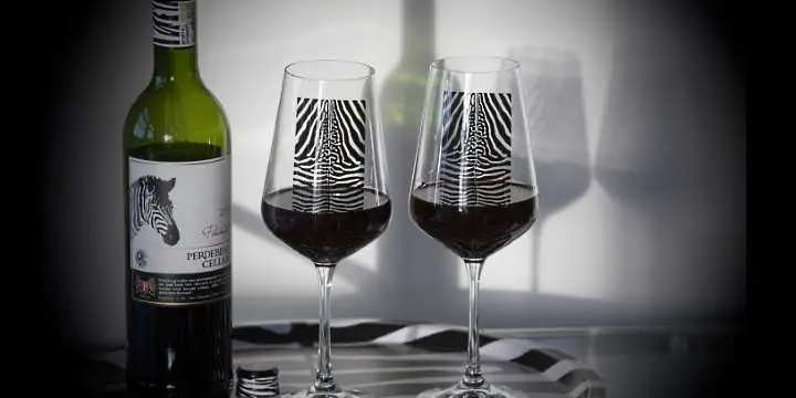 Zebra-vin - bricka med glas och vin allt zebramönstrat - Vinjournalen.se