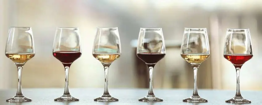 Four Cousins Crisp White - frontbild med flera olika viner i glas - Vinjournalen.se