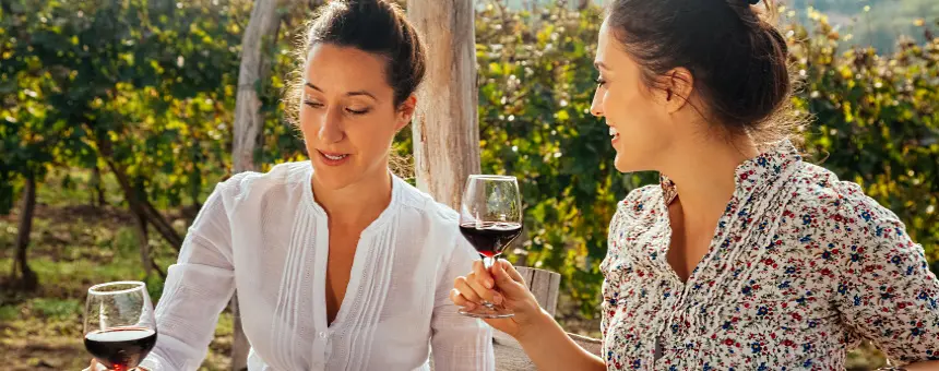 eleganta viner - två kvinnor på uteplatsen dricker vin - Vinjournalen.se