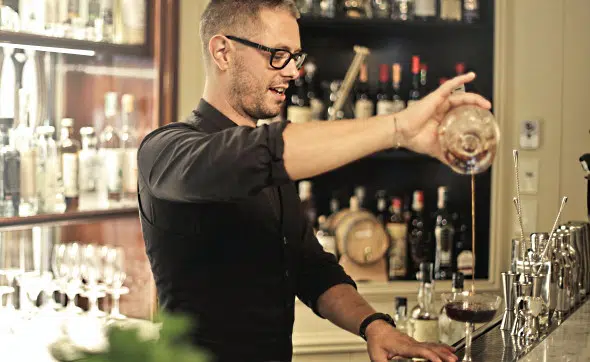 konjaksvärlden - en bartender blandar en drink