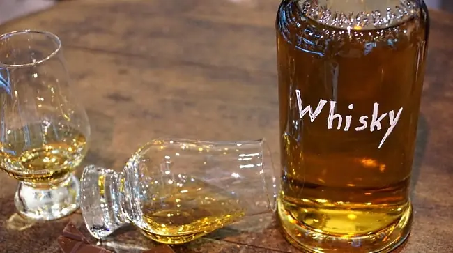 japansk whisky - en flaska och 2 glas - Vinjournalen.se